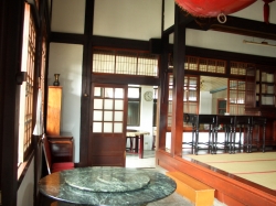 (圖)交通資訊 一、自行開車:由台北交流道下中山高,接重慶北路,過百齡橋後轉入承德路,行至大同公司後,轉入中央南路,循光明路、中山路,續接幽雅路往幽雅路方向下山,往杏林巷內走。二、大眾交通工具:1、鐵路→台北火車站,北出口轉接駁公車。2、捷運→可搭捷運至新北投站下車,往中山路再往溫泉路方向走。3、公車:公車路線地熱谷-小22,小25京都飯店(銀光巷口)-小25熱海大飯店-小25 往中山路再往溫泉路方向走。