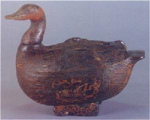 （圖）整個造型為一隻立雕的鴛鴦，頭部可以轉動，身體鏤空，背部有一長方形口。它巧妙地將實用與美觀融為一體，使之成為一件具有雋永藝術魅力的精品。 