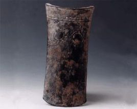 雙月紋弧形青銅钁