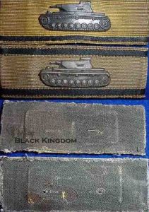 版本延伸 晚期鋅材質化學氧化變黑，非磁性，坦克炮管最前端纖細並輕微扭曲，前凸車燈基座與炮塔基座連線成高低階梯狀，細節立體逐漸喪失，注意炮塔側窗的輕微變化。下圖分別是此類產品金質金屬絲和金色棉線，兩種材質編制的綬帶基墊樣式，清晰對比：金色棉線綬帶基墊，由於黑色裝飾條紋變寬，使坦克上下空間非常狹小。