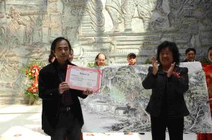 張耀明向紅十字會捐贈作品