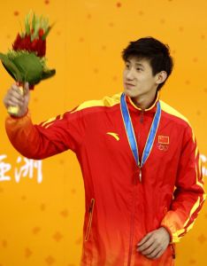 男子100米蛙泳頒獎儀式 王帥向觀眾致意