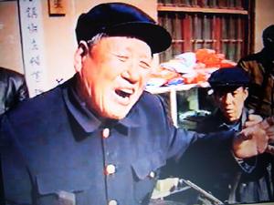 王樹德在為民眾演唱，旁邊演奏者為其長子