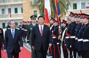 （圖）2月22日，正在馬爾他訪問的國家副主席習近平在瓦萊塔同馬爾他總理貢齊舉行會談。這是會談前，貢齊總理為習近平副主席舉行隆重歡迎儀式。 