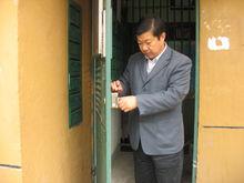 楊兆順檢查居民樓防盜門