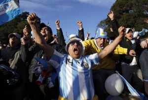 欣喜若狂，拼為xīn xǐ ru&ograve; ku&aacute;ng，形容{高興}到了極點。出自清•霽園主人《夜譚隨錄•護軍女》。