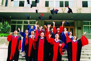 高等學校畢業的研究生