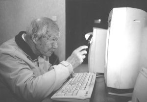 張光斗院士85歲才開始學電腦，因為電腦上的字太小，所以張光斗院士只能一邊手持放大鏡一邊打字。