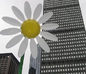 大型版太陽能花朵 街頭休息站