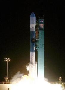 “廣角紅外測量探測器”的紅外太空望遠鏡搭載“德爾塔II”運載火箭，從加利福尼亞州范登堡空軍基地發射升空。