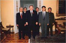 駐芬蘭大使館政務參贊，與芬蘭總統合影