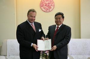 捷成洋行集團董事會主席捷成漢（左）受聘南開顧問教授