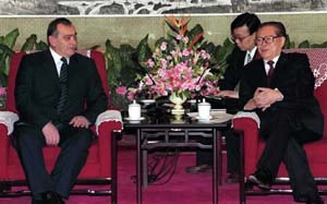 江澤民主席會見亞美尼亞總理安德拉尼克·馬爾卡良