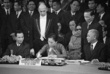 1973年阮氏萍在巴黎協定上籤字