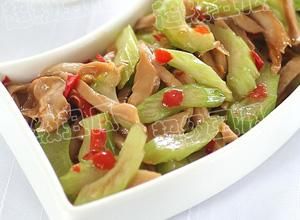 雪茸剁椒炒芹菜 雪茸剁椒炒芹菜