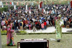 （圖）年輕姑娘小伙拋繡球趕歌圩