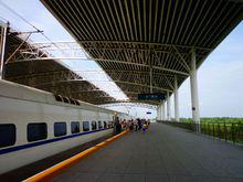 和諧號進站停靠