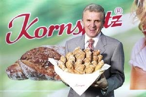 發明者手捧的烤恩雜糧麵包