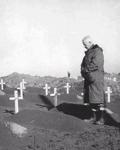 （圖）美陸戰1師史密斯師長在陣亡士兵的墓地。