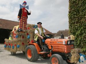 （圖）一位當地居民駕駛精心裝飾的拖拉機參加收穫節慶祝活動