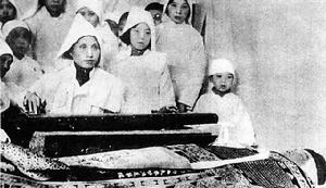 沈秋水在史量才遺體前