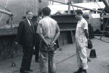 董浩雲（左一）登船在甲板上與船員們討論問題