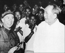 毛澤東接見曾思玉（左）（1967年）