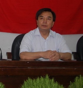 學院黨委副書記兼紀委書記——靳如榮