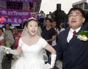 （圖）2002年台灣正名遊行日，當時為立委的王雪峰選擇在這一天完婚，病在婚禮後趕赴現場參加遊行