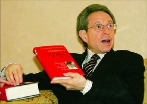 庫恩的《江澤民傳》被譯成多國文字