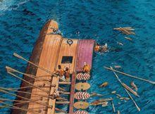 拚命爬上沉船的波斯水兵