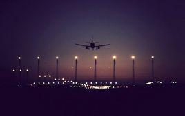 紅眼航班[航空公司安排的夜間定期航班]