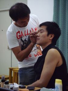 藍秀學院院長張華立與代言人宋雪萊造型