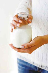 早餐逃跑族一杯牛奶匆匆應付早餐