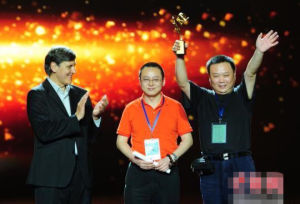 導演高宏作品《鄉村教師》獲獎後在獲獎現場領獎