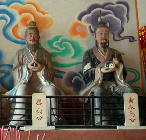 彭祖山彭祖祠青烏子塑像(右)