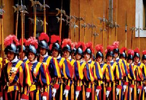 瑞士護衛隊身穿米開朗基羅設計的制服，手持長戟。