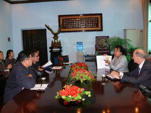 與外商洽談合作