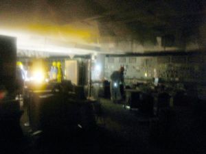 一半房間可以照明，而另一半卻仍然處於黑暗。在福島第一核電站的控制中心，工人們正在一起努力工作。