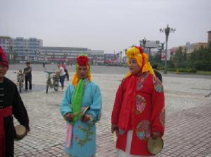 圖3 笑傘:男扮女裝的大姑娘