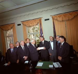林登·詹森總統接受沃倫委員會的報告