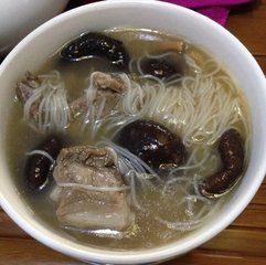 排骨香菇湯麵 排骨香菇湯麵