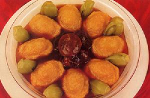 菜 名: 厚菇炆素鮑 主 料: 土豆500克,濕香菇50克,黃豆100克,紅棗5克。 配 料: 生粉100克,花椰菜500克,花生油1000克(耗約150克)。精鹽、味素各10克,麻油5克,胡椒粉1克。 做 法: 1.土豆蒸熟去皮壓成泥,再加生粉、精鹽、味素、胡椒粉拌勻,做成“鮑魚”狀。 2.香菇、黃豆、紅棗加水一起放人蒸籠,蒸30分鐘後,取湯、香菇留用。 3.熱鑊下油至五成熱,“鮑魚”放入炸至金黃色撈出裝盤,中間放香菇,再炒花椰菜伴邊。 4.原湯下鑊調味、對芡,淋在“鮑魚”上面即成。 特 點: 香酥可口。