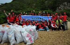 守護深圳最美海岸線，南澳義工舉辦環保活動。