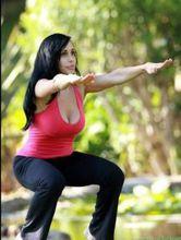 納迪亞&middot;蘇爾曼喜歡練瑜伽