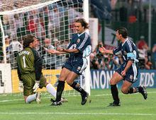 98年世界盃對陣英格蘭進球後慶祝