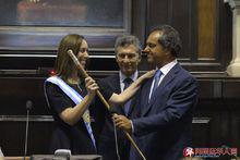 肖利向新任省長維達爾交接權杖