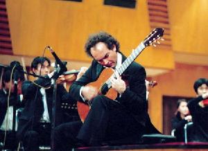 1998年10月20日，西班牙著名吉他大師何塞·恩里克斯在北京音樂廳舉行的吉他演奏音樂會上，與中國樂手合作演出著名的吉他協奏曲《阿蘭胡埃斯》。