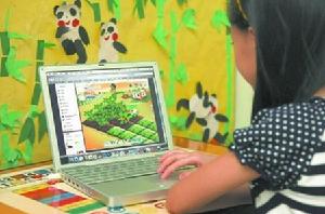 小女孩正忙著在“開心農場”偷菜