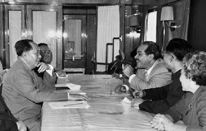(圖)1960年4月28日,毛澤東在列車上與來訪的古巴人民社會黨中央總書記布拉斯·羅加(右三)交談。